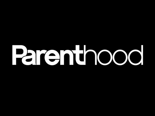 Logotipo da série Parenthood com fundo preto e a palavra "Parenthood" escrita em branco, com a primeira parte da palavra em negrito ("Parent") e a segunda em fonte mais fina ("hood").